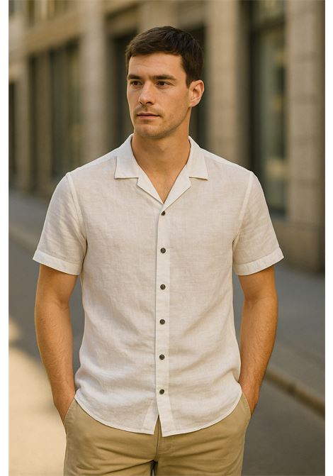 The white linen men's shirt model AU-1470L 1003 by Alpha Studio is a relaxed-cut essential with a mandarin collar and dark gray buttons, perfect for summer days and a smart but casual look. ALPHA STUDIO |  | AU-1470L1003